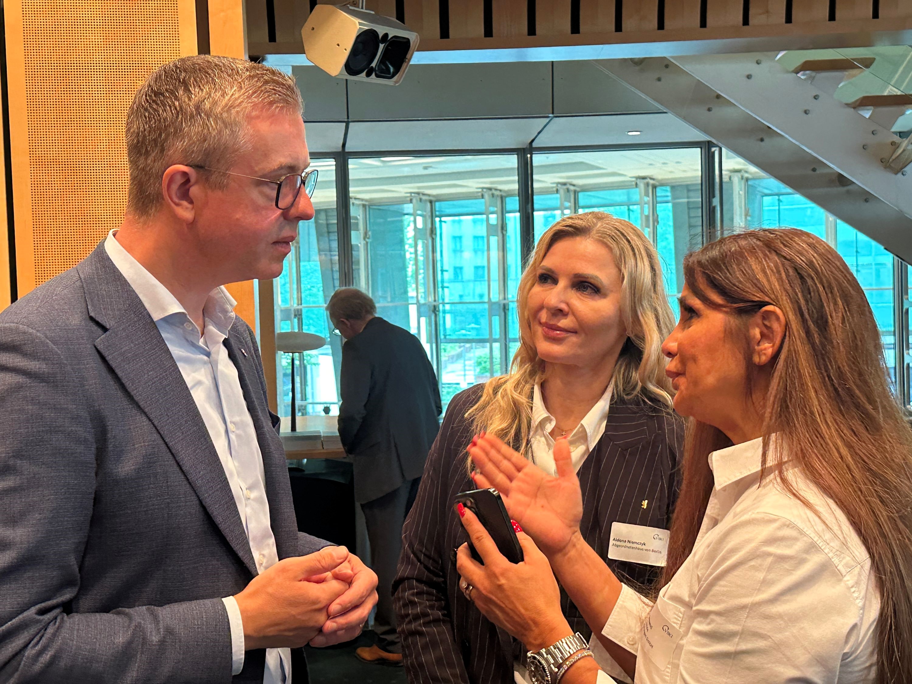 v.l. Stefan Evers, Finanzsenator von Berlin, Aldona Niemczyk, Mitglied des Abgeordnetenhauses, Jale Degirmenci, Unternehmerin (The Degirmenci Group) | BERLINboxx